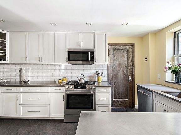 5th image of 50 E 10th St Unit 7L