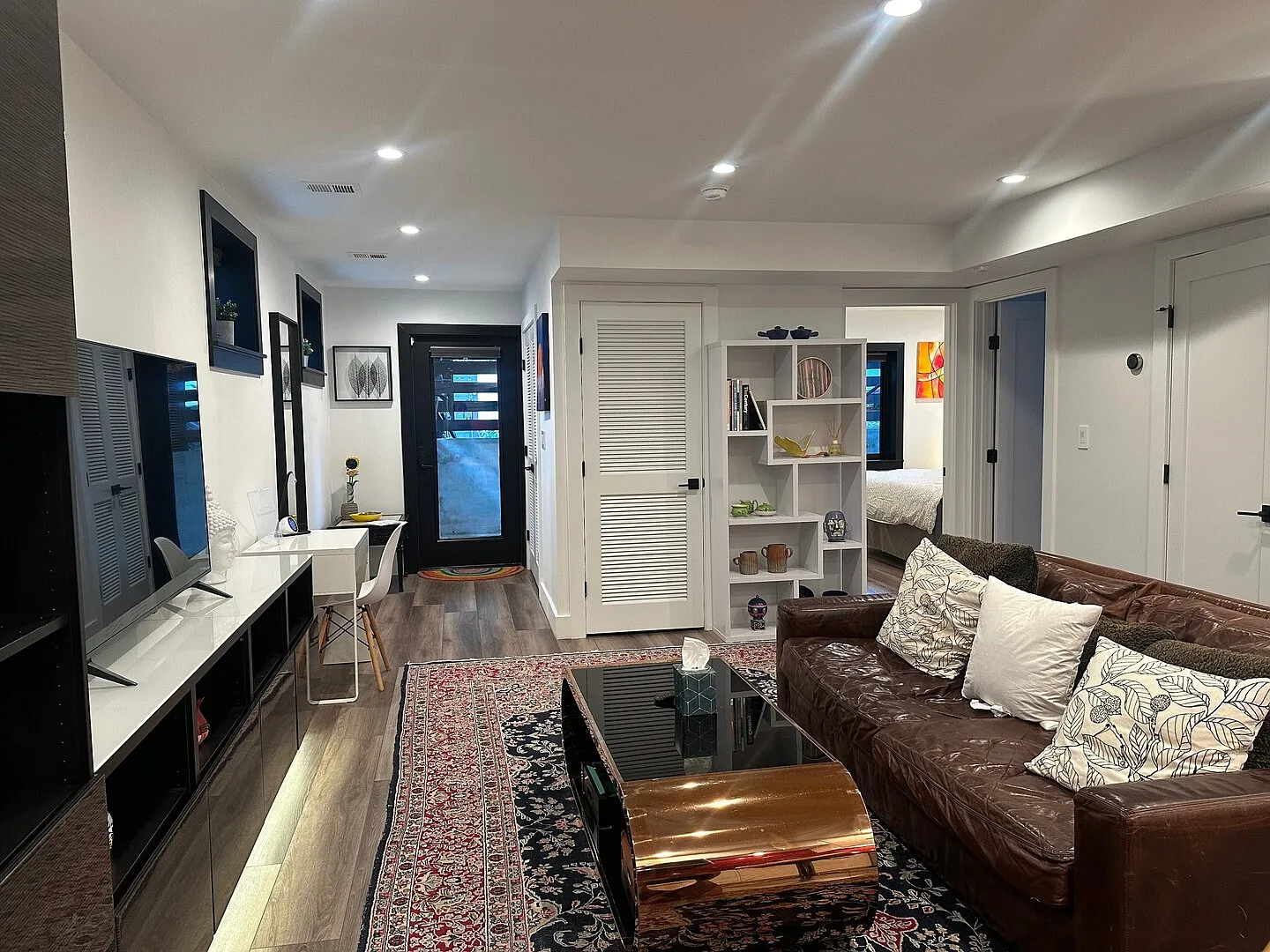 Newly Renovated Modern Unit In Uptown Dc — Photo 4
