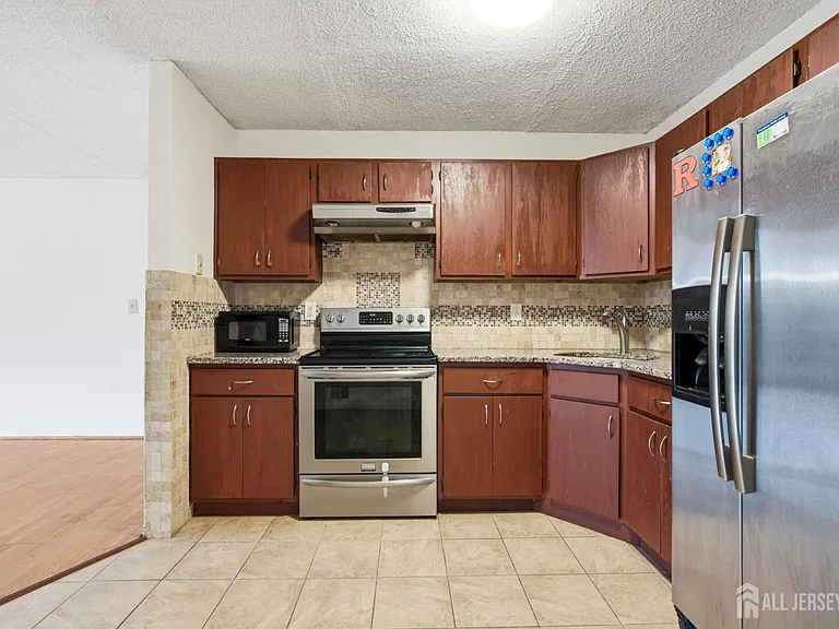 334 Lancaster Ct — Photo 9