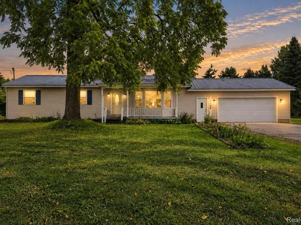 7106 Lake Rd, Montrose, MI 48457