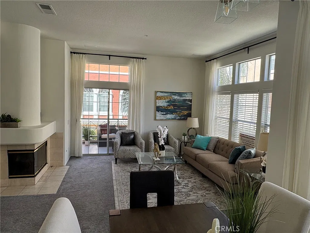 2 bed, 2.5 bath, 1347 sqft, $3,775 — Photo 3
