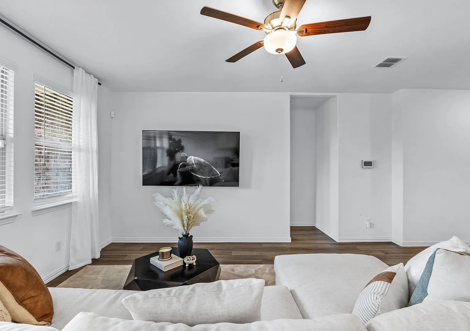 3 Bed 2 Bath & Large Backyard — Photo 2