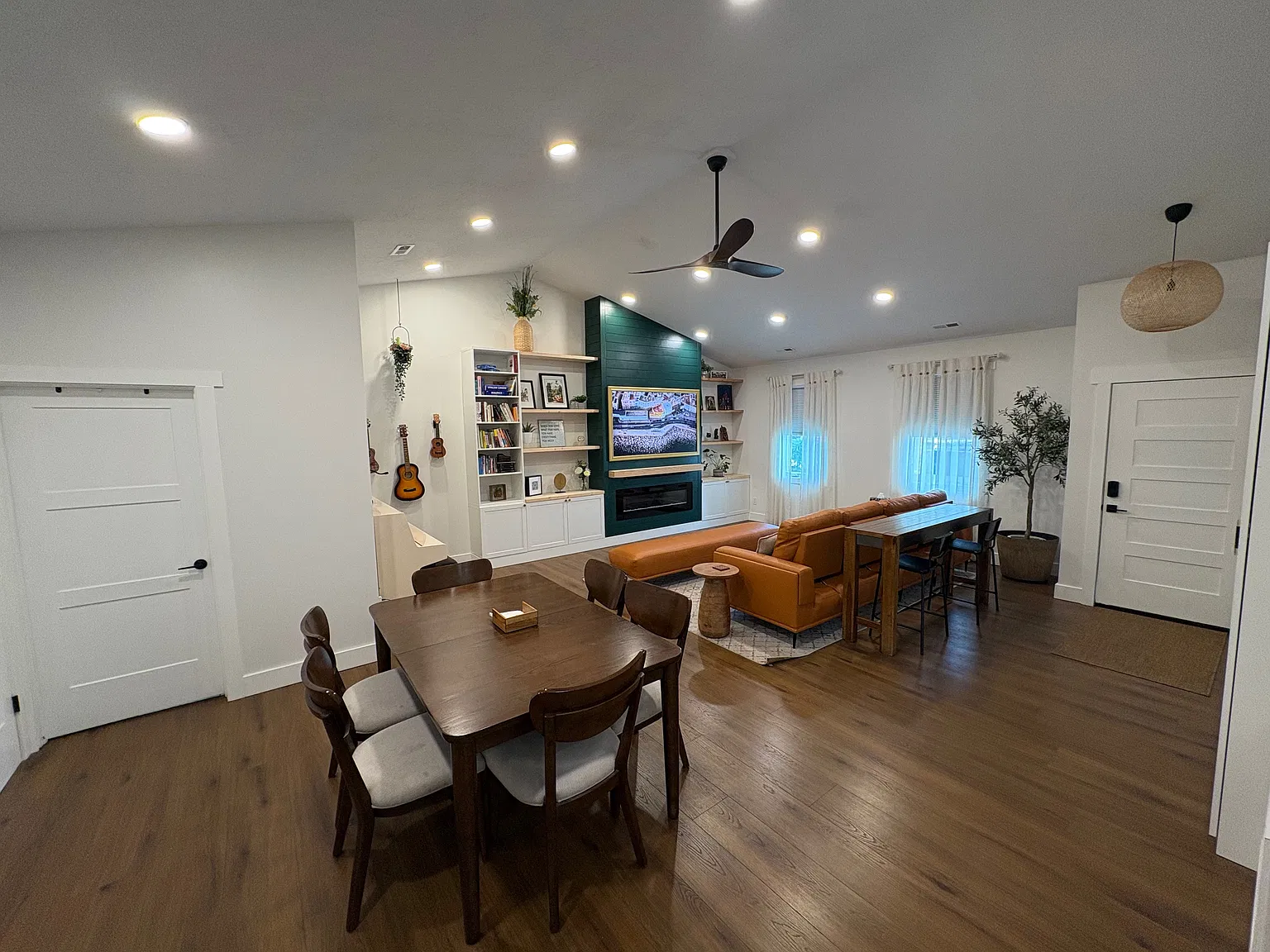 3 bed, 2.5 bath, 1950 sqft, $2,450 — Photo 2
