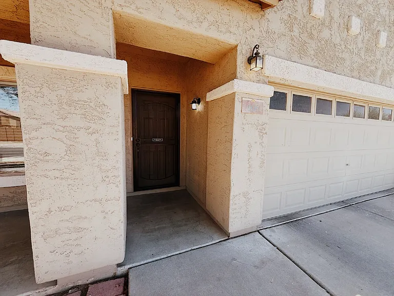 906 S 118th Ln — Photo 2