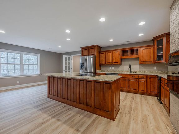 5th image of 153 Maple Dr