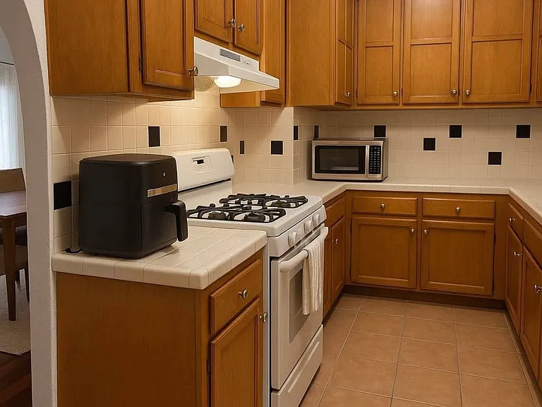 1172 N Kingsley Dr #107 — Photo 6