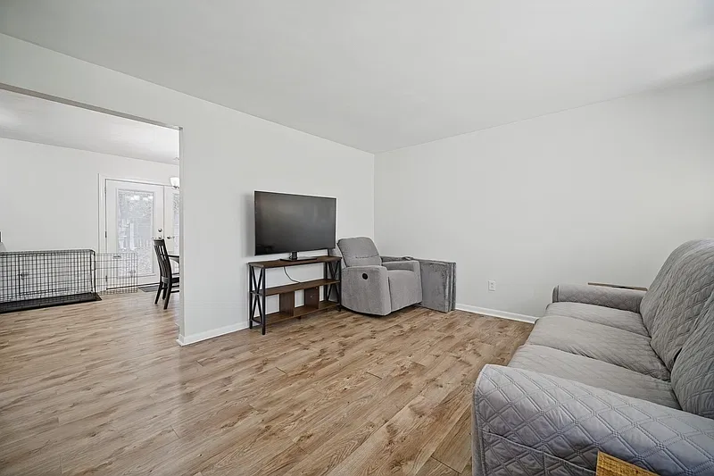 4 bed, 2.5 bath, 1716 sqft, $2,500 — Photo 2