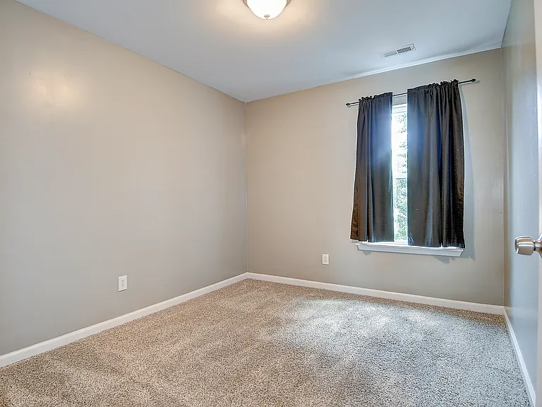 224 Taylor Ave W — Photo 28