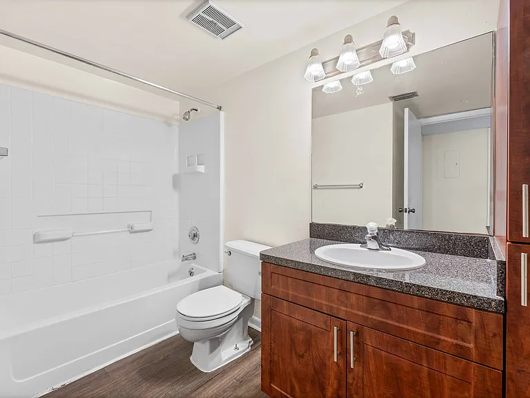 Clipper Cove Apartments — Photo 17