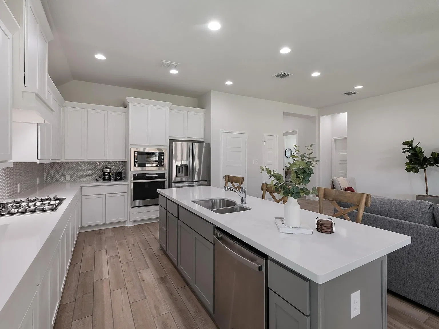4 bed, 3.5 bath, 2293 sqft, $4,700 — Photo 3