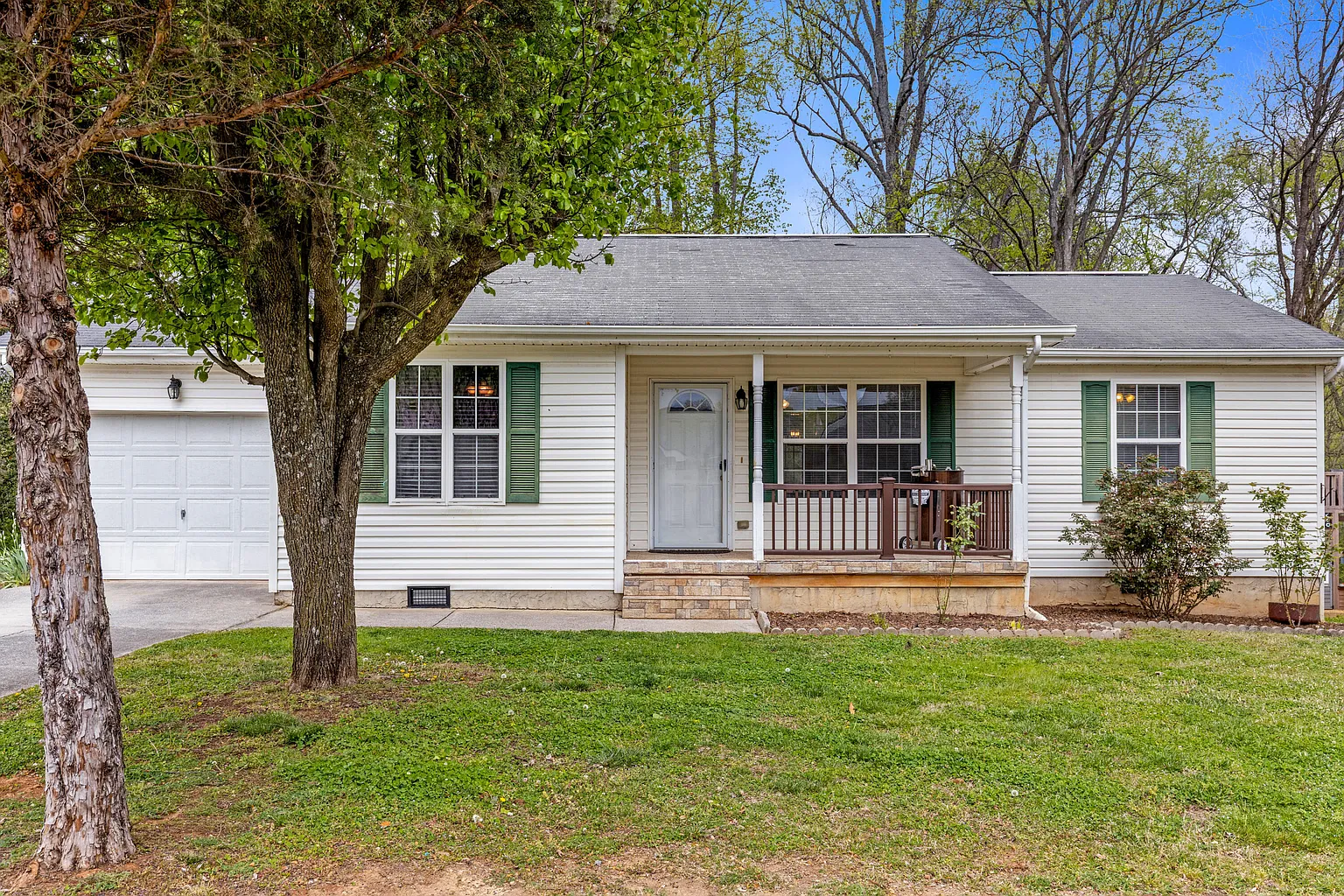 110 Christopher Dr photo 1