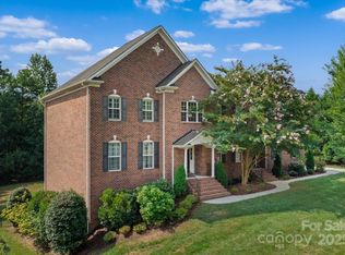 1040 Lake Forest Dr, Matthews, NC 28104