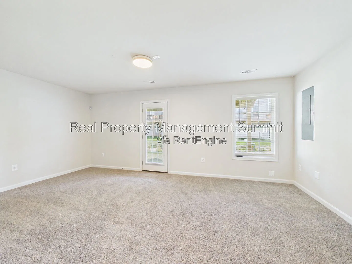 3 bed, 2.5 bath, 1940 sqft, $2,100 — Photo 3