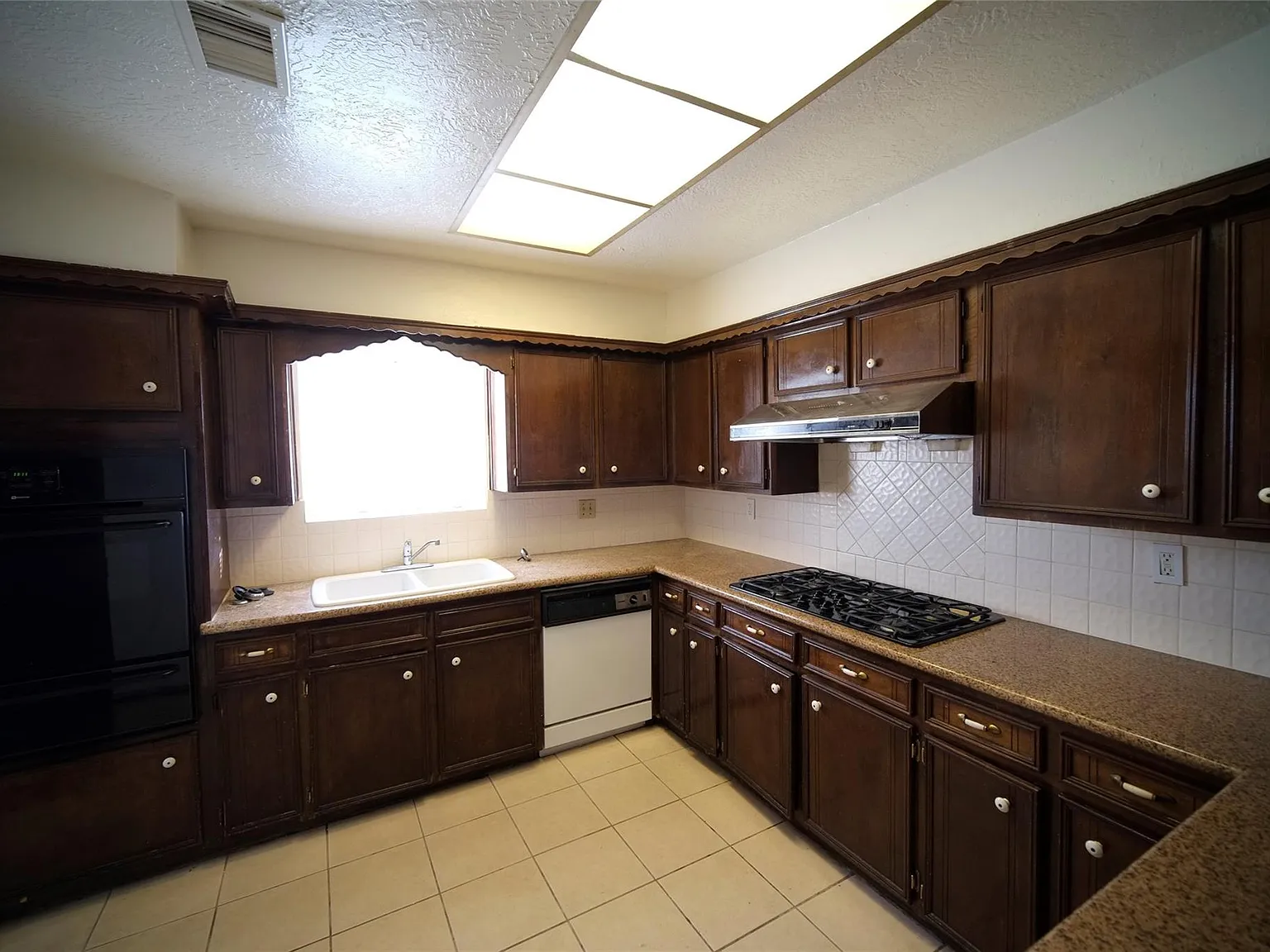 4 bed, 2.0 bath, 1917 sqft, $2,100 — Photo 3