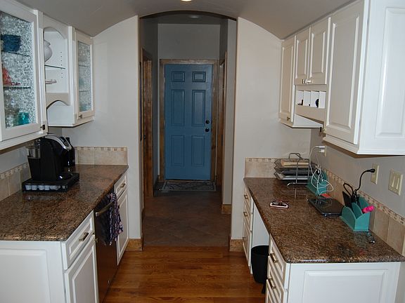 Butler's Pantry w/ fridge