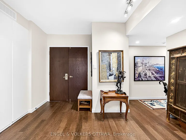 160 George St #2404 — Photo 5