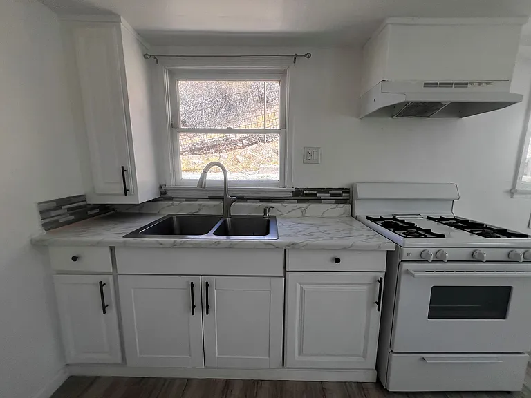 319 E St — Photo 6