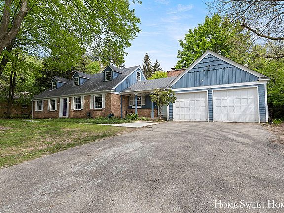 2nd image of 1535 Berkshire Dr SE
