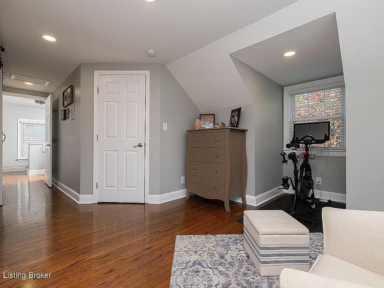 211 S Sherrin Ave — Photo 32