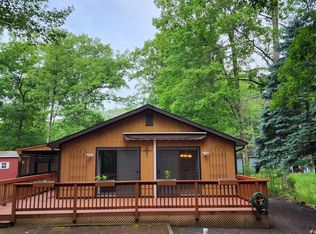 7 Oak Dr, Lakeville, PA 18438