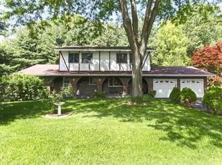 12 Laurel Dr, Loudonville, NY 12211