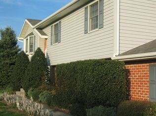 1 Arrowhead Dr, Douglassville, PA 19518