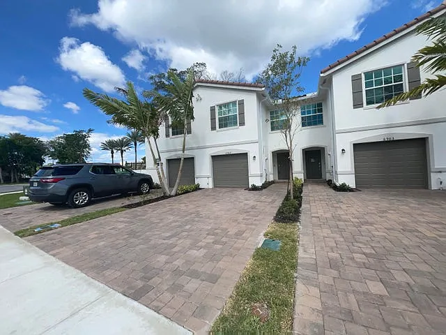 3 bed, 1568 sqft, $2,950 — Photo 1