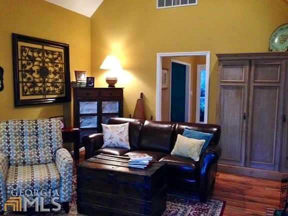 spacious comfy great room