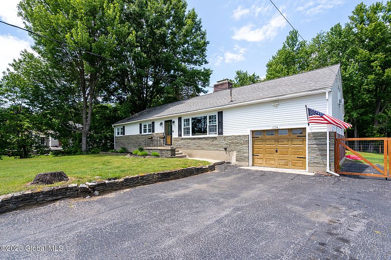 3rd image of 174 Lake Hill Road