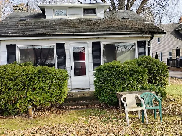 1494 Maxfield Rd, Hartland, MI 48353