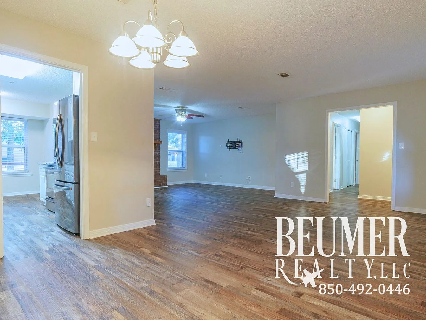 Charming Corner Haven 4BR/3BA Brick Home for Rent — Photo 3
