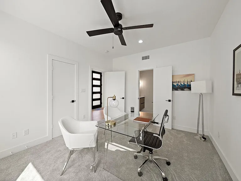1607 Barbee St — Photo 8