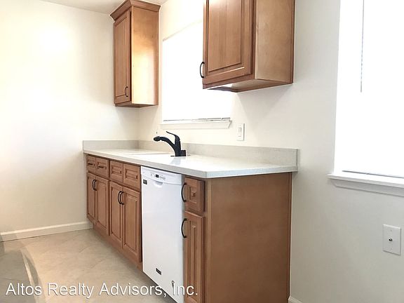 4th image of 682 Grand Coulee Ave APT 1