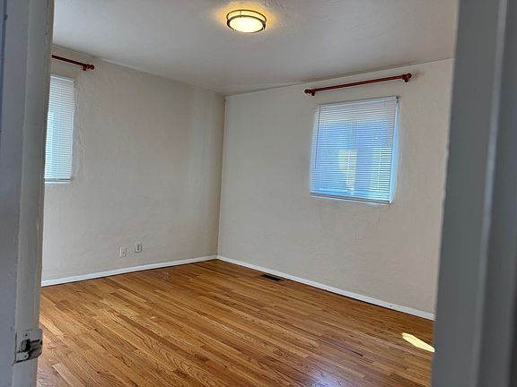 5th image of 2747 Kathryn Ave SE