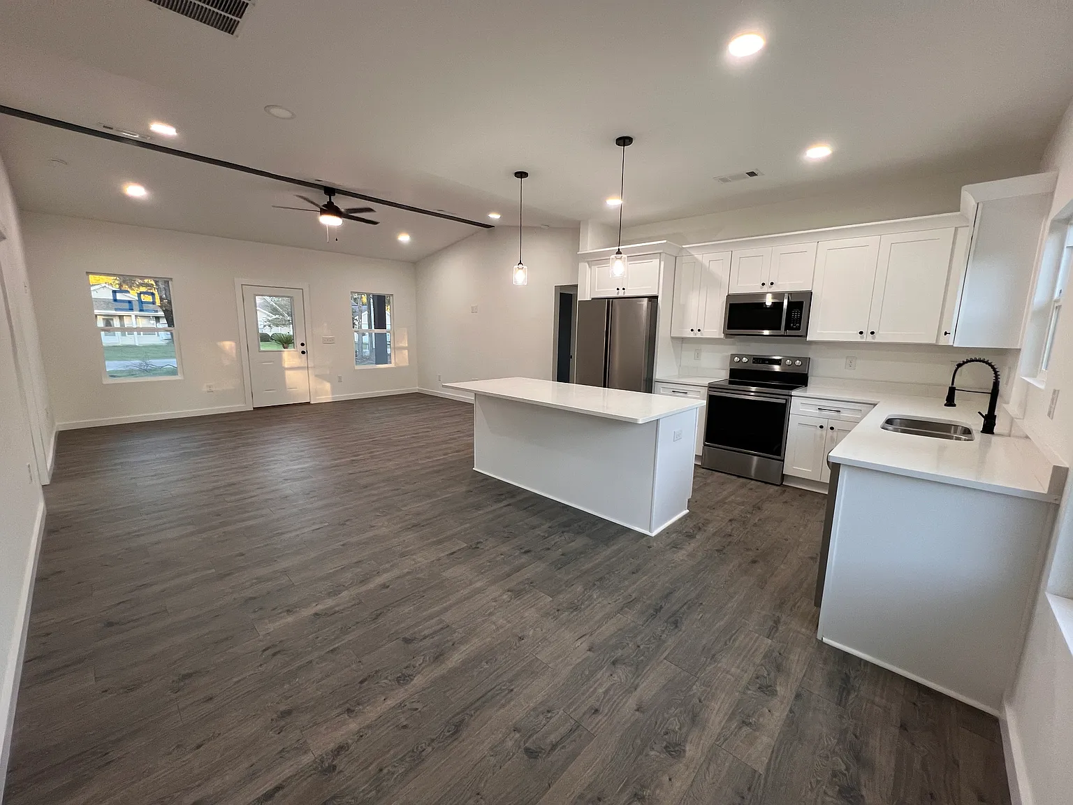 3 bed, 1360 sqft, $2,000 — Photo 2