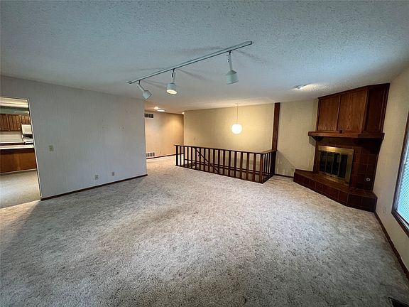 4th image of 2204 Robin Rd