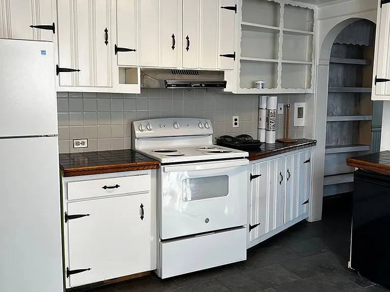308 N Blakely St — Photo 15