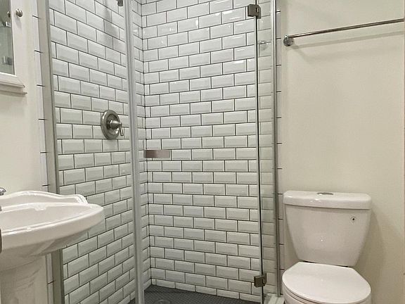4th image of 1729 N Washtenaw Ave #1R