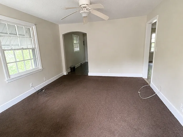 714 W Terrell St — Photo 5