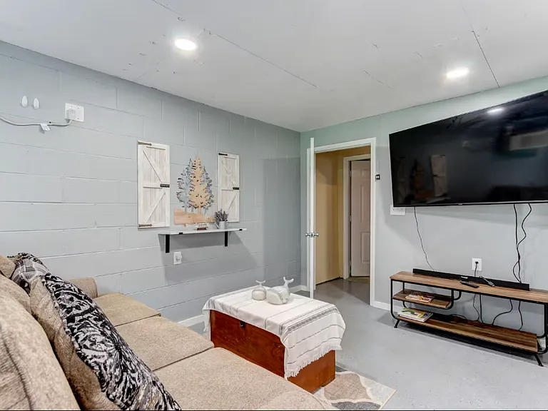110 Hampton Way — Photo 2