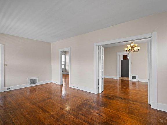 4th image of 2982 Linwood Ave