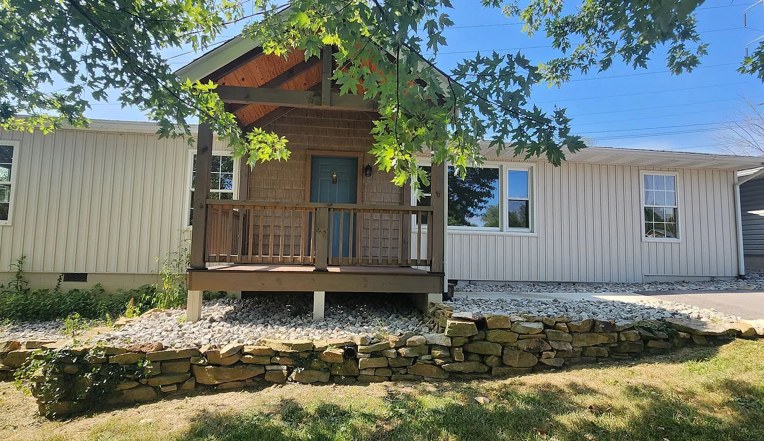 Right in the heart of Crossville *Complete remodel* Available for 1 year lease 3 bedroom, 2 bath ... — Photo 1