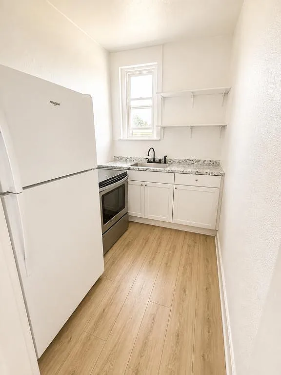 404 E Bond St — Photo 4