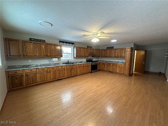 5th image of 45580 Summit Ave
