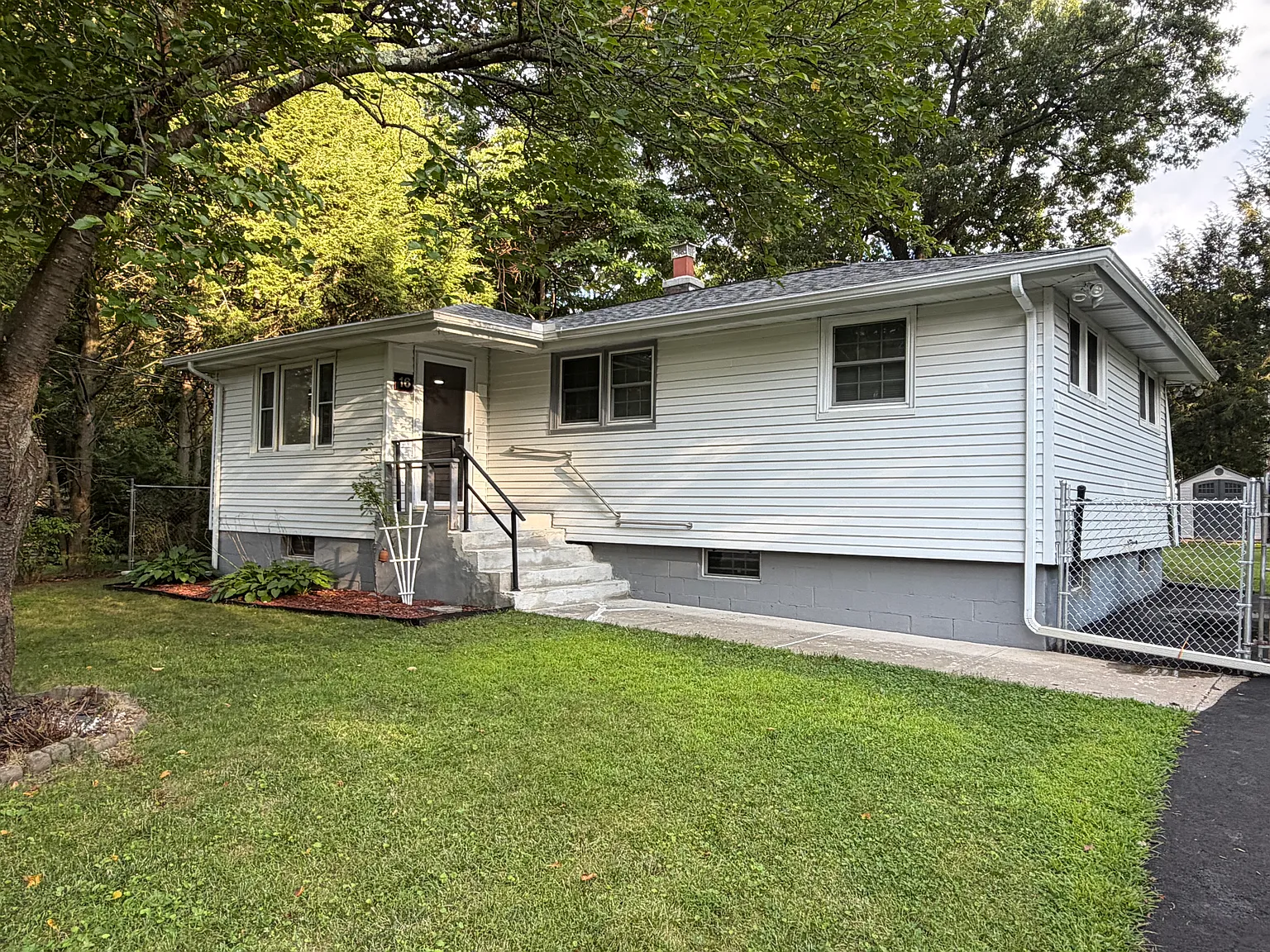 3 bed, 889 sqft, $2,500 — Photo 1