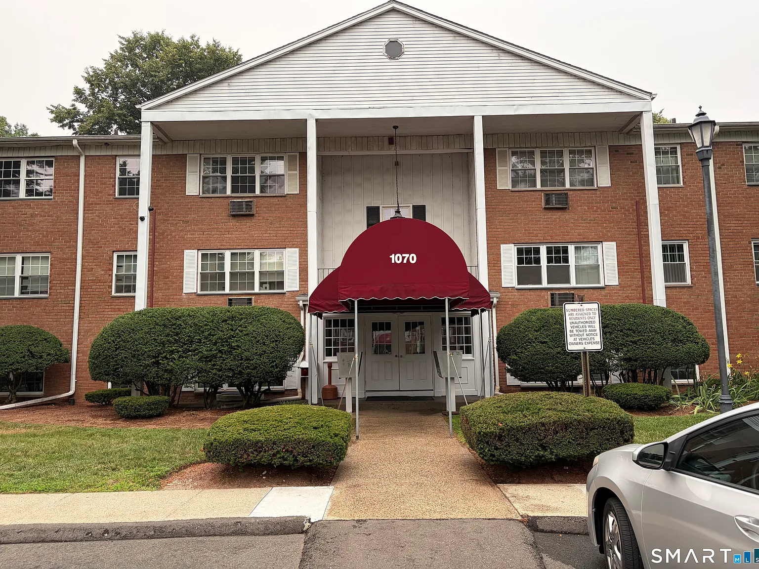 Colonial Manor — Photo 2