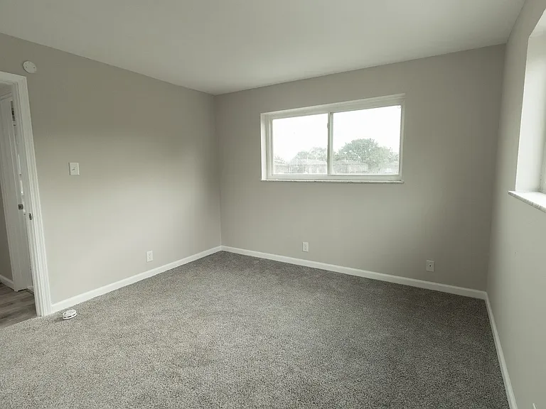 1724 E Broadway — Photo 7