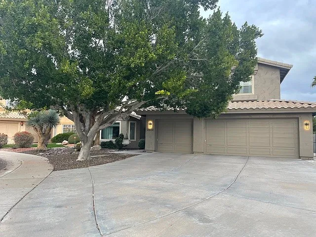 2612 E Verbena Dr — Photo 2