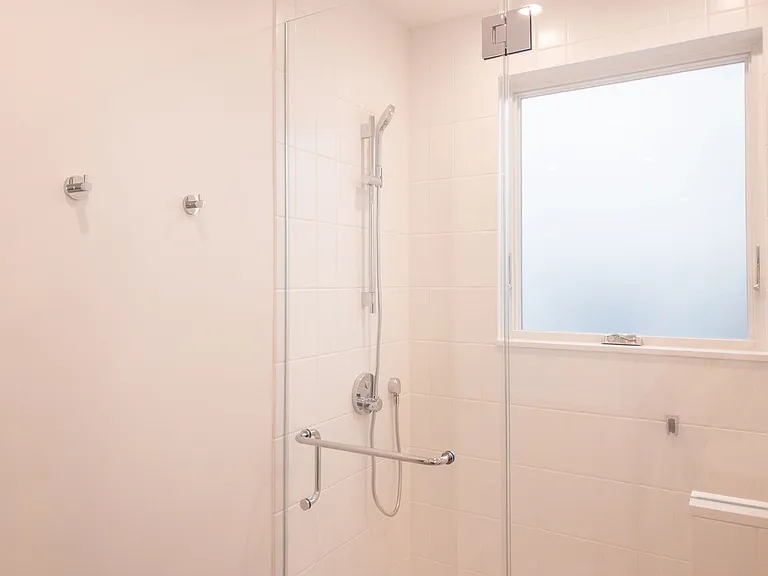 Stunning, Fully Remodeled Jr. 1bd/1ba! Remodeled! Private Deck! Parking! Laundry! Progressive! — Photo 14