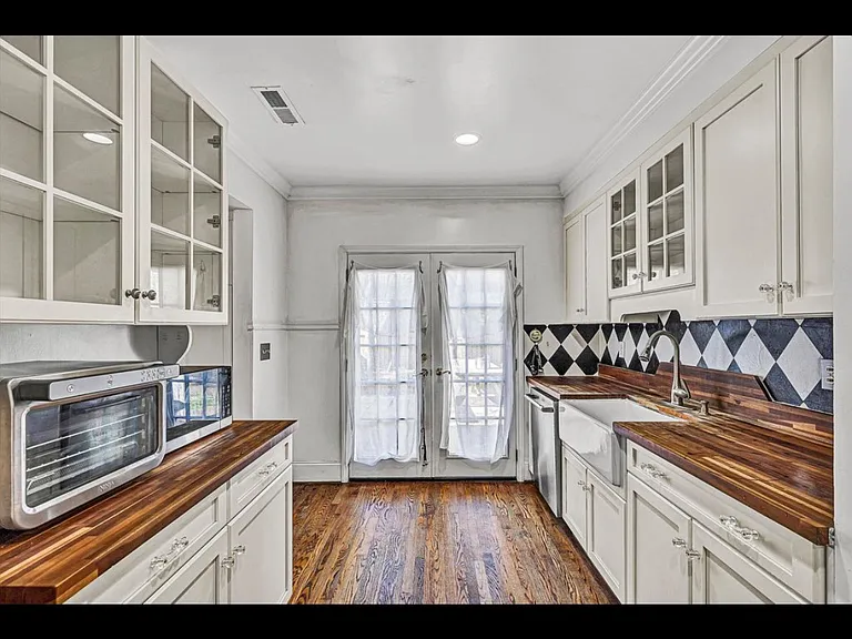 2410 Cornwallis Ave SE — Photo 5